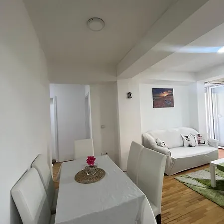 Apartment Aleksandra 3 *